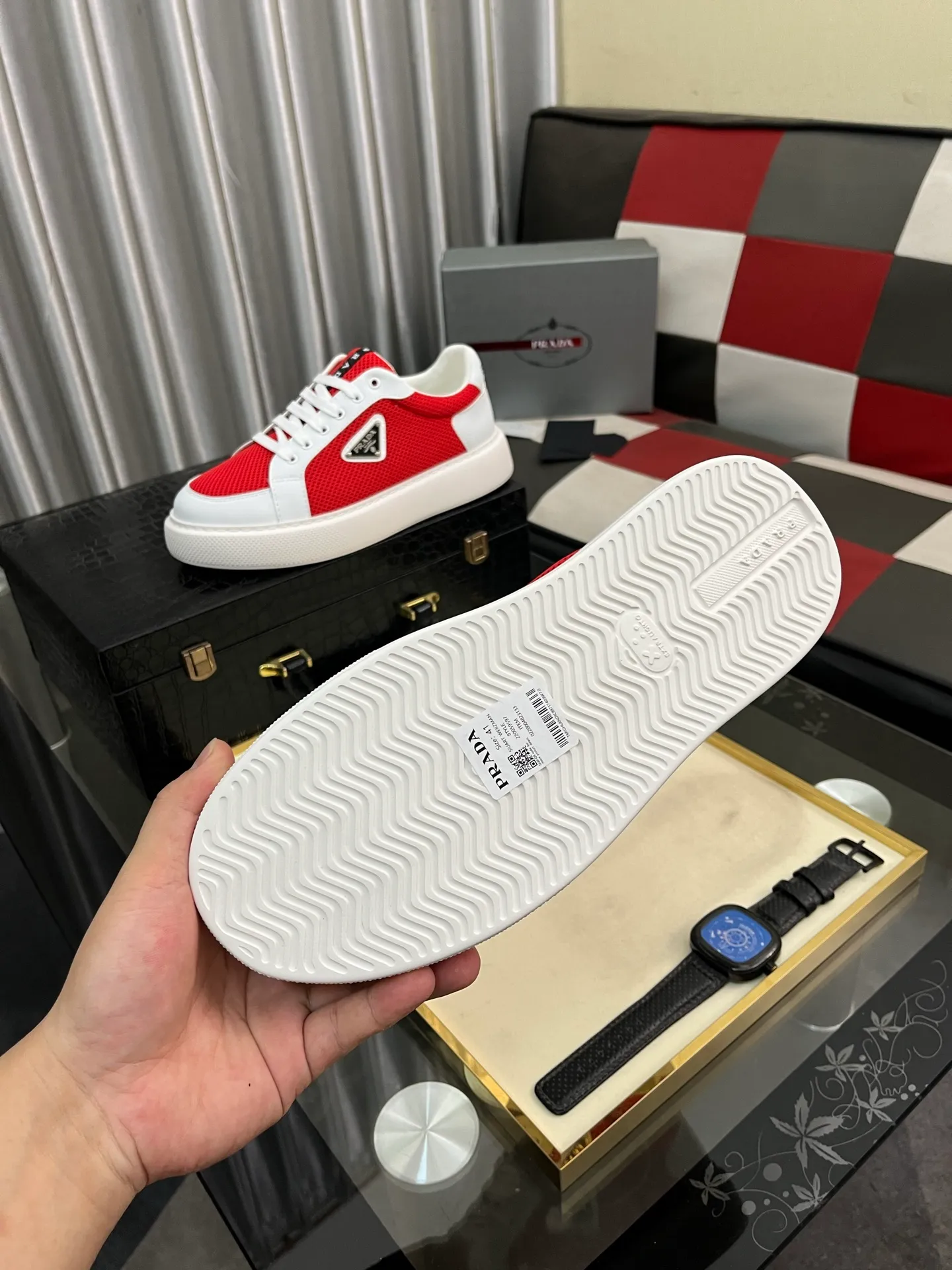 Men's men's shoes💰580⌚️⌚️Prada Prada early spring new model, top original quality, Prada casual sports shoes, made of imported solid color patent leather, spliced mesh cowhide upper, three-dimensional geometric segmentation, multi-color splicing, fashionable and generous, soft, comfortable and breathable. The tongue is decorated with classic letter logo, with fabric lining, cowhide foot pads, matched with P family's exclusive rubber outsole, upper material, breathable knitted fabric imported from Italy The delicate texture is super high-end! Fetal cowhide lining, super soft and comfortable, original molded outsole Size: 38-446️⃣ colors available